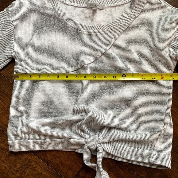 Grey and Gray Knotted Sweatshirt‎ - Picture 3 of 6